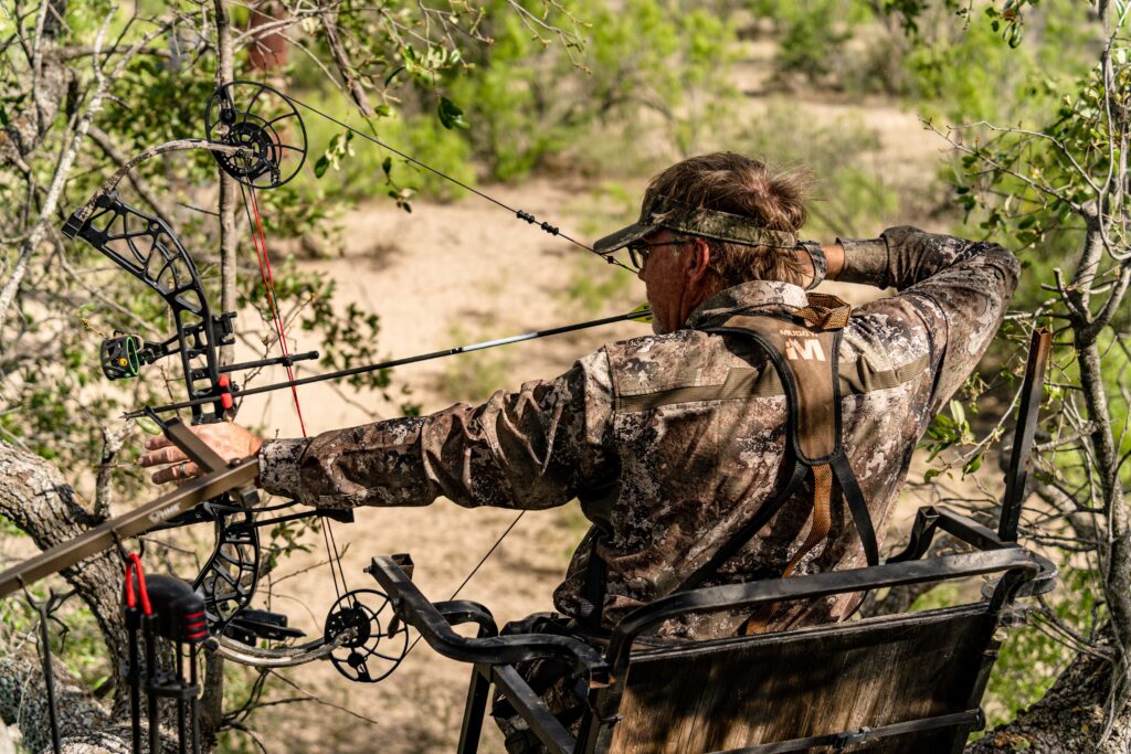 Hunter drawing aiming with the BlackOut Distinct bow
